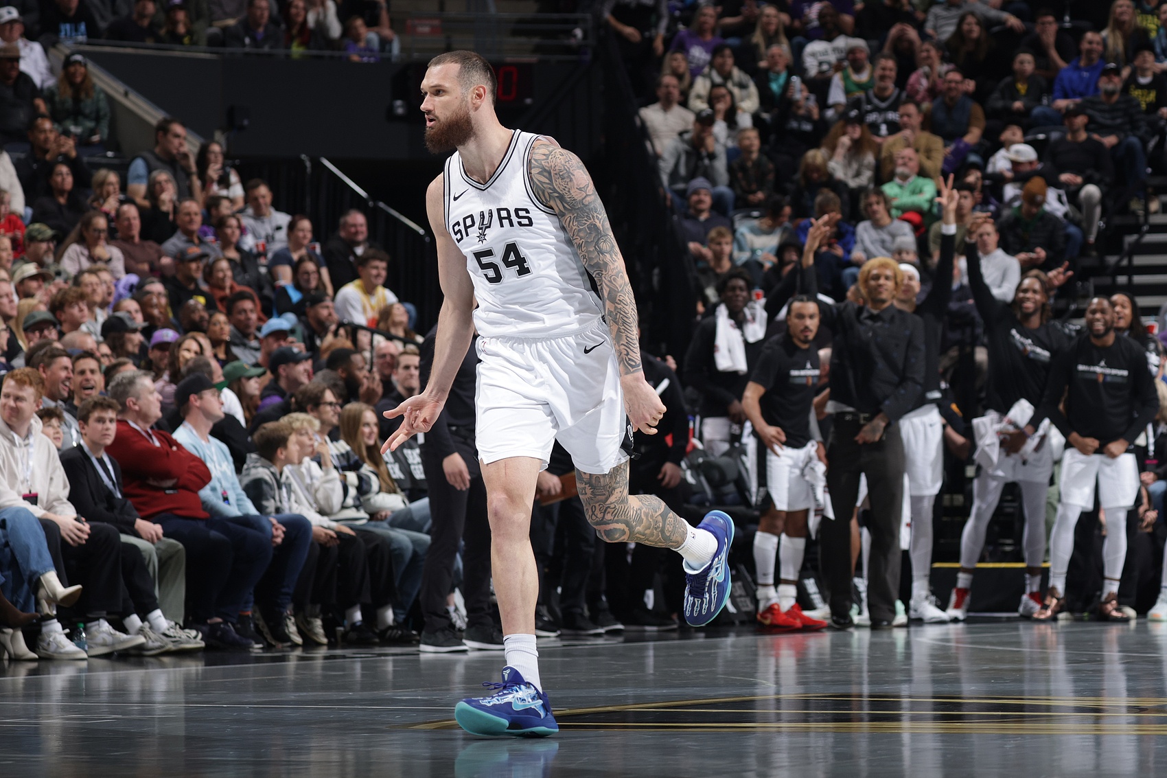 马刺逆转热火B队，布克统治全场的简单介绍