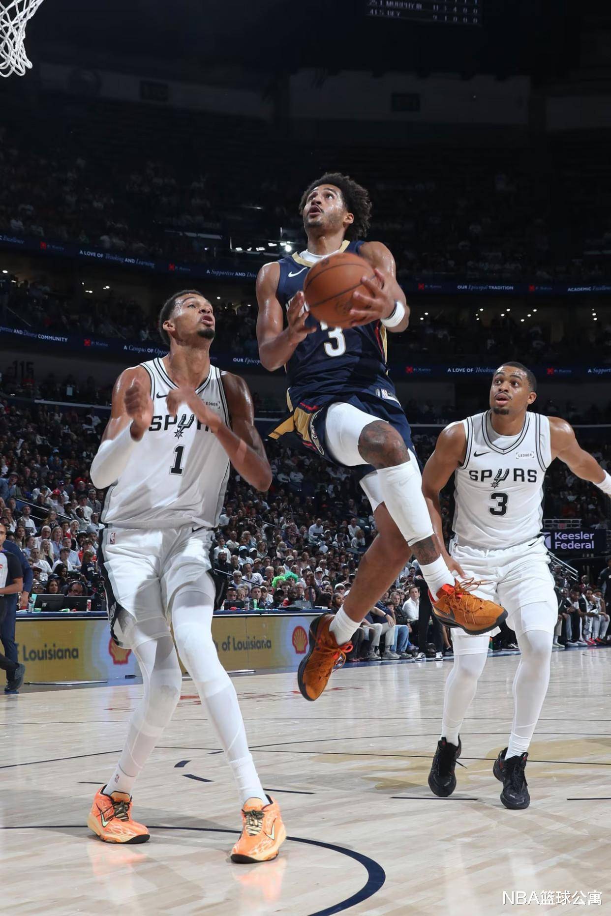 马刺鏖战鹈鹕，伦纳德统治全场