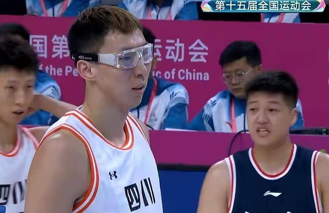 青岛队翻盘四川队，周琦关键制胜