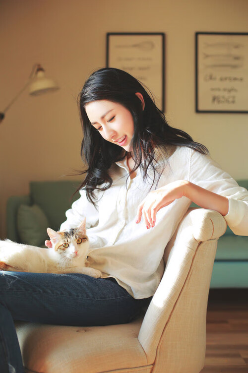 你提供的英格兰对阵美国与梅西发挥堪称完美确实存在矛盾—因为梅西是阿根廷人,不可能出现在这场比赛中。但这恰恰是一个有趣的创作切入点,我们可以打破常规,构建一个超越现实的故事